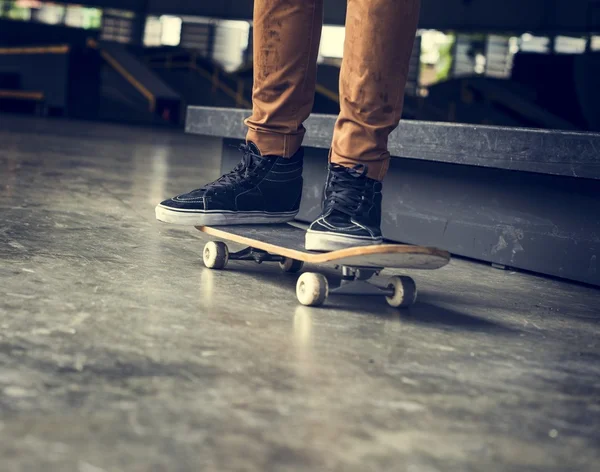 Homem andar de skate — Fotografia de Stock