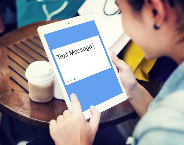 Woman Using Tablet at cafe — Stock Photo, Image