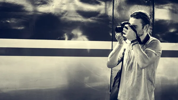 Mann mit Kamera am Bahnhof — Stockfoto