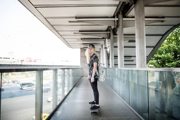 Schöne Frau mit Skateboard — Stockfoto