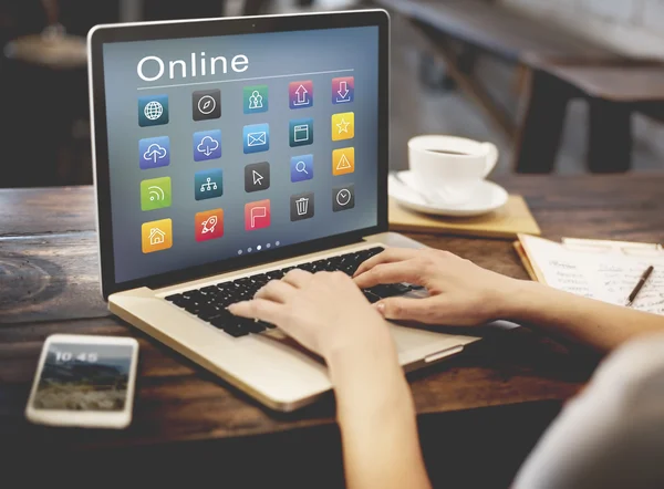 Frau im Café arbeitet mit Laptop — Stockfoto