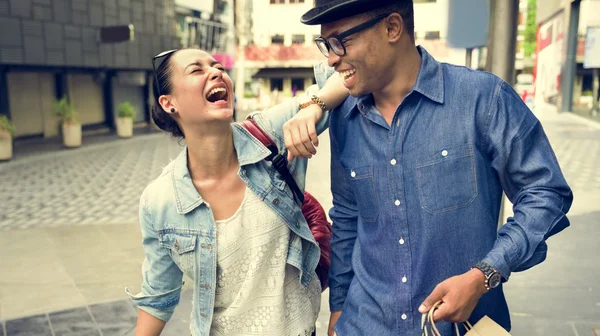 Mulher e homem falando enquanto faz compras — Fotografia de Stock