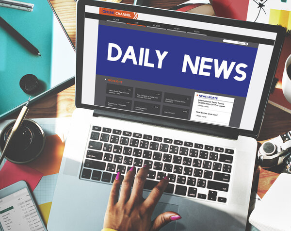 Женщина, работающая с ноутбуком