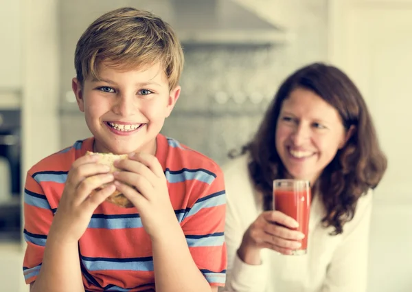 Mãe e filho comendo juntos — Fotografia de Stock