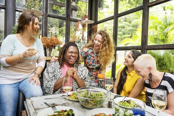 Donne impiccagione e mangiare insieme — Foto Stock