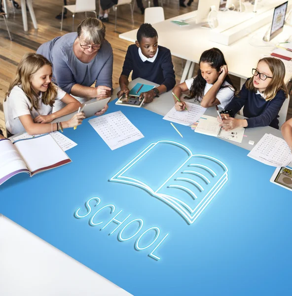 Volwassen leraar met leerlingen op school — Stockfoto