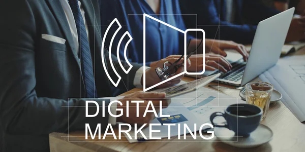 Gente de negocios en reunión con el concepto de marketing digital —  Fotos de Stock
