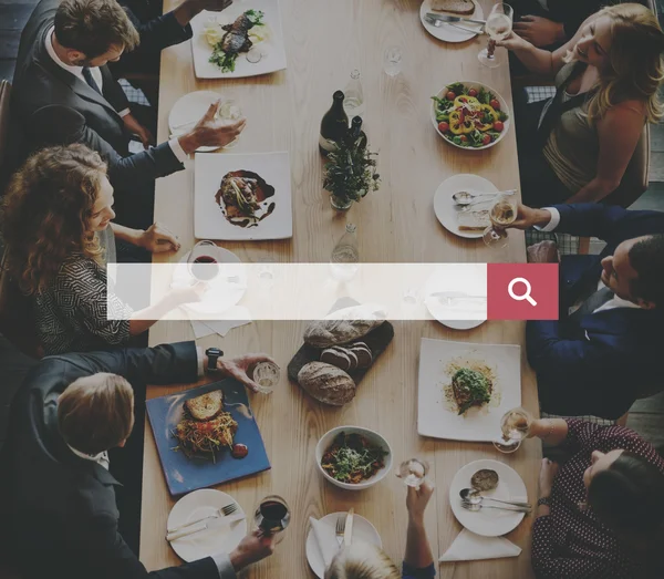 Menschen genießen Essen — Stockfoto