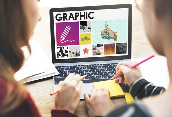 Ragazze che lavorano con il computer portatile — Foto Stock