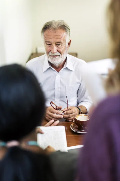 Menschen, die am Laptop arbeiten — Stockfoto