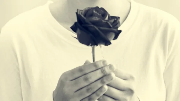 Asian woman holding rose flower — Stock Photo, Image