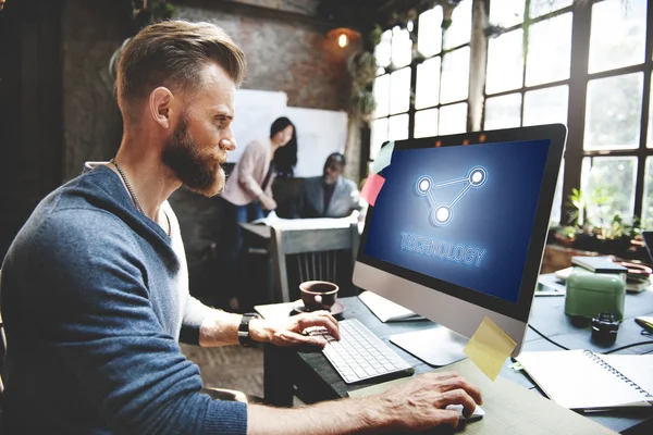 Homem bonito que trabalha com computador — Fotografia de Stock