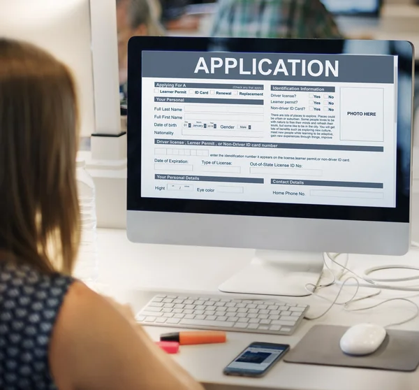 Donna che utilizza il computer con testo grafico — Foto Stock