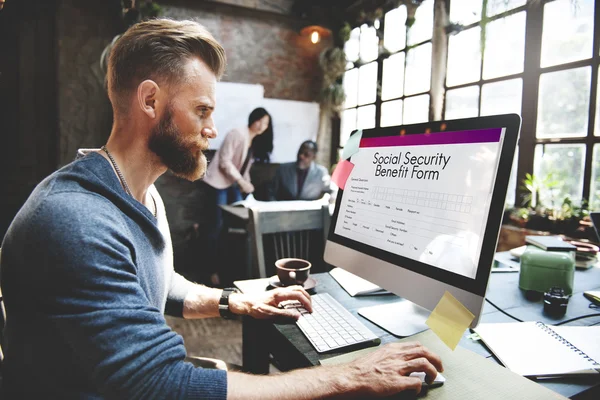 Bell'uomo che lavora con il computer — Foto Stock