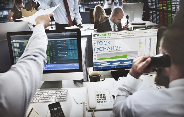 Empresarios que trabajan y bolsa de valores —  Fotos de Stock