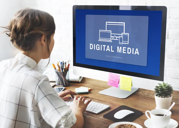 Menina olhando na tela do computador — Fotografia de Stock