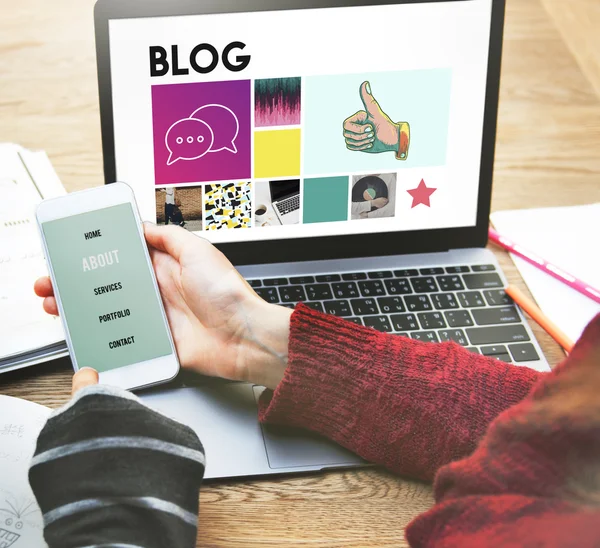 Meninas com laptop e smartphone — Fotografia de Stock