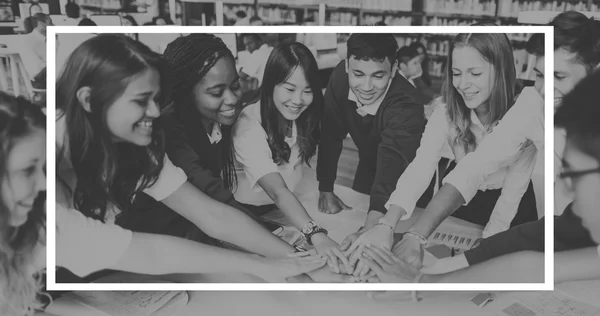 Grupo de diversidade de estudantes — Fotografia de Stock