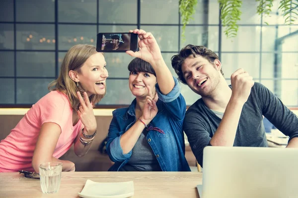 Amigos haciendo foto en smartphone — Foto de Stock