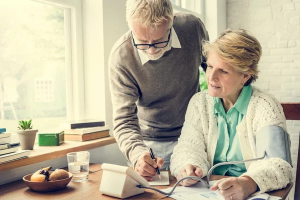 Senior couple checking blood pressure — Stock Photo, Image