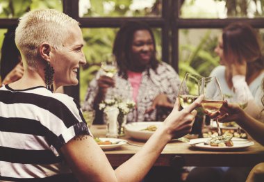 Asılı ve birlikte yemek kadın