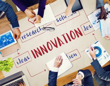 Bir grup insan birlikte çalışma 