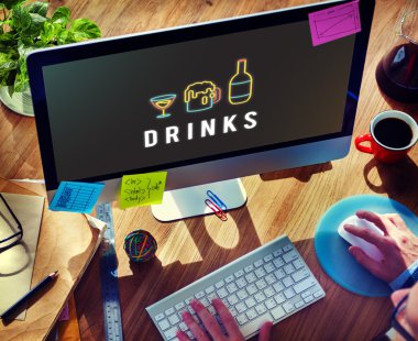 Bilgisayar kullanan adam 