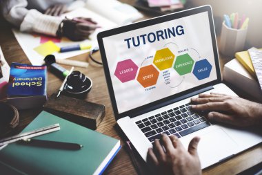 İşyeri masada çalışan insanlar