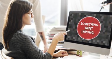bir şeyler yanlış gitti ile monitörde gösterilen kadın