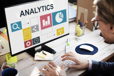 bilgisayarda çalışan iş adamı