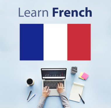 laptop ile çalışan kişi