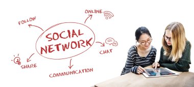 Öğrenci kızlar dijital tablet kullanma