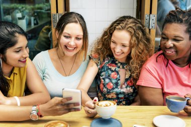 Kahve İçen Kadınlar