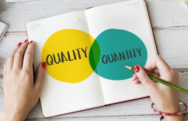 Modern gri laptop üstünde okul sırası