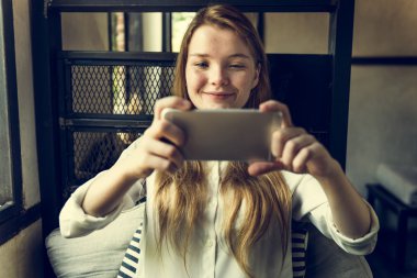 Akıllı telefon kullanan kız