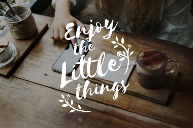 Akıllı telefon kullanan kadın