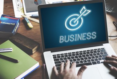 dizüstü bilgisayarda klavyede yazan adam