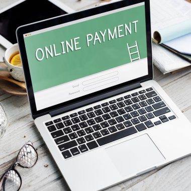 ekrandaki bilgileri ile dizüstü bilgisayar