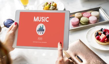 Dijital tablet kullanan kişi