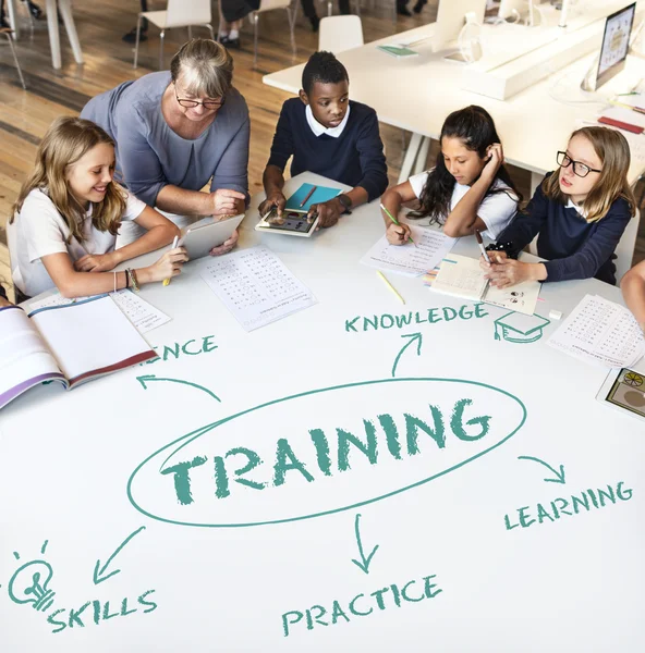 Kinder haben Unterricht mit Lehrer — Stockfoto