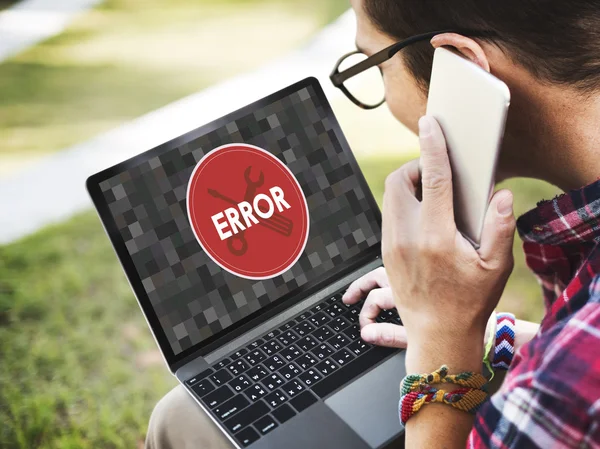 Mann arbeitet mit Laptop — Stockfoto