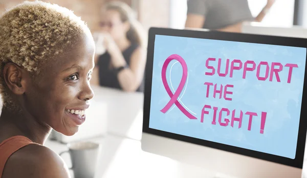 Mujer de negocios que trabaja en la computadora con Support The Fight — Foto de Stock