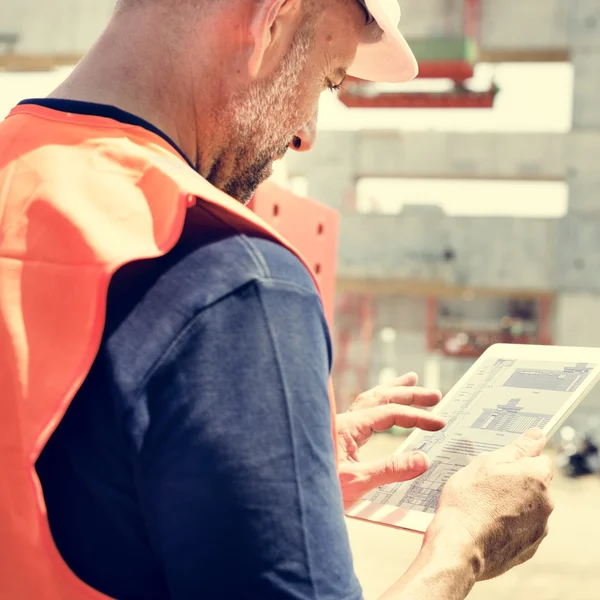 Trabalhador da construção civil com tablet digital — Fotografia de Stock