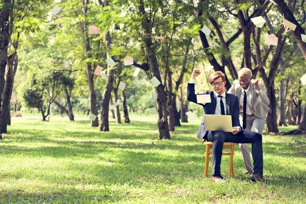 Geschäftsfrau mit Laptop im Park — Stockfoto