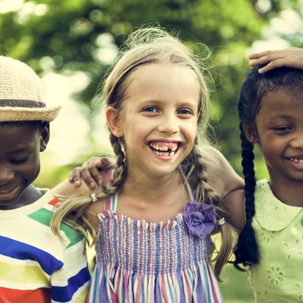 Enfants multiethniques à l'extérieur — Photo