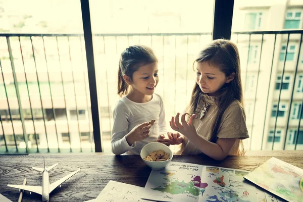 Meninas comer biscoitos — Fotografia de Stock