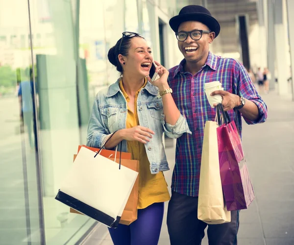 Mulher e homem com sacos de compras — Fotografia de Stock