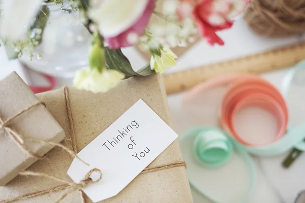 Geschenk in Altpapier verpackt — Stockfoto