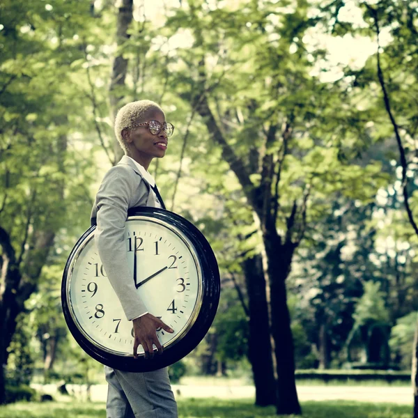 Mujer de negocios sosteniendo reloj grande — Foto de Stock