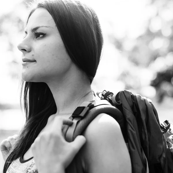 バックパックを持つ若い女の子 — ストック写真